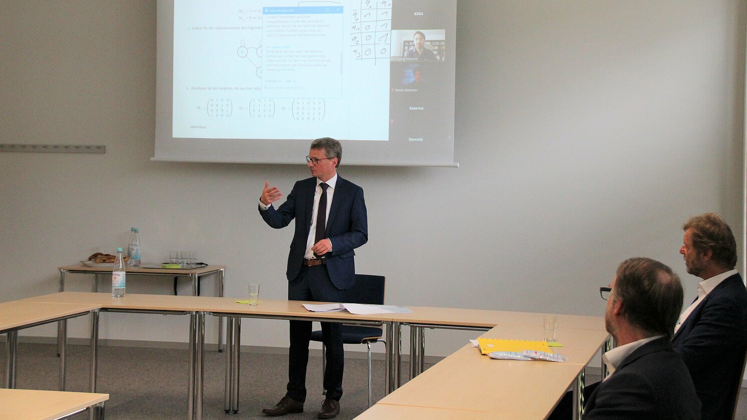 Bayerns Wissenschaftsminister Bernd Sibler zeigte sich bei seinem Besuch an der OTH Regensburg über die Einsatzbereitschaft im Bereich Online-Lehre sehr beeindruckt.