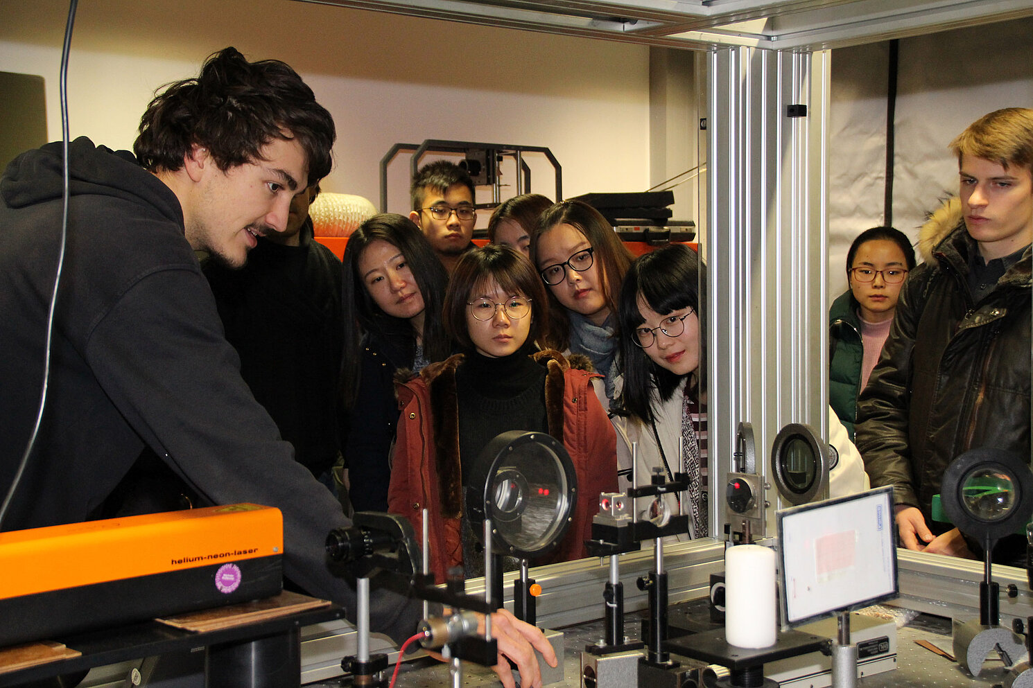 Studierende der USST Shanghai besuchen das Photonik-Labor der OTH Regensburg. Foto: OTH Regensburg