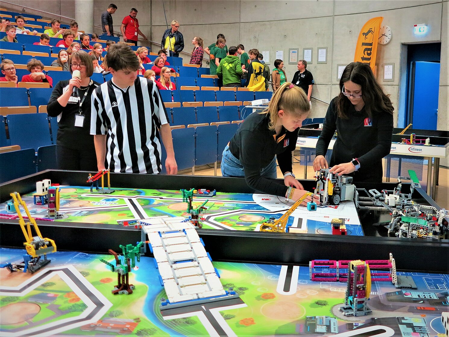 Auch die zweitplatzierten aus dem Regionalentscheid vom vergangenen November, die "English Robot Girls", schafften es am Ende nicht in das Finale.