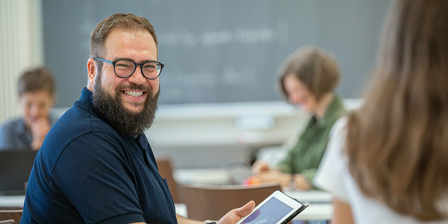 Studierende arbeiten und lernen in einem Seminarraum.