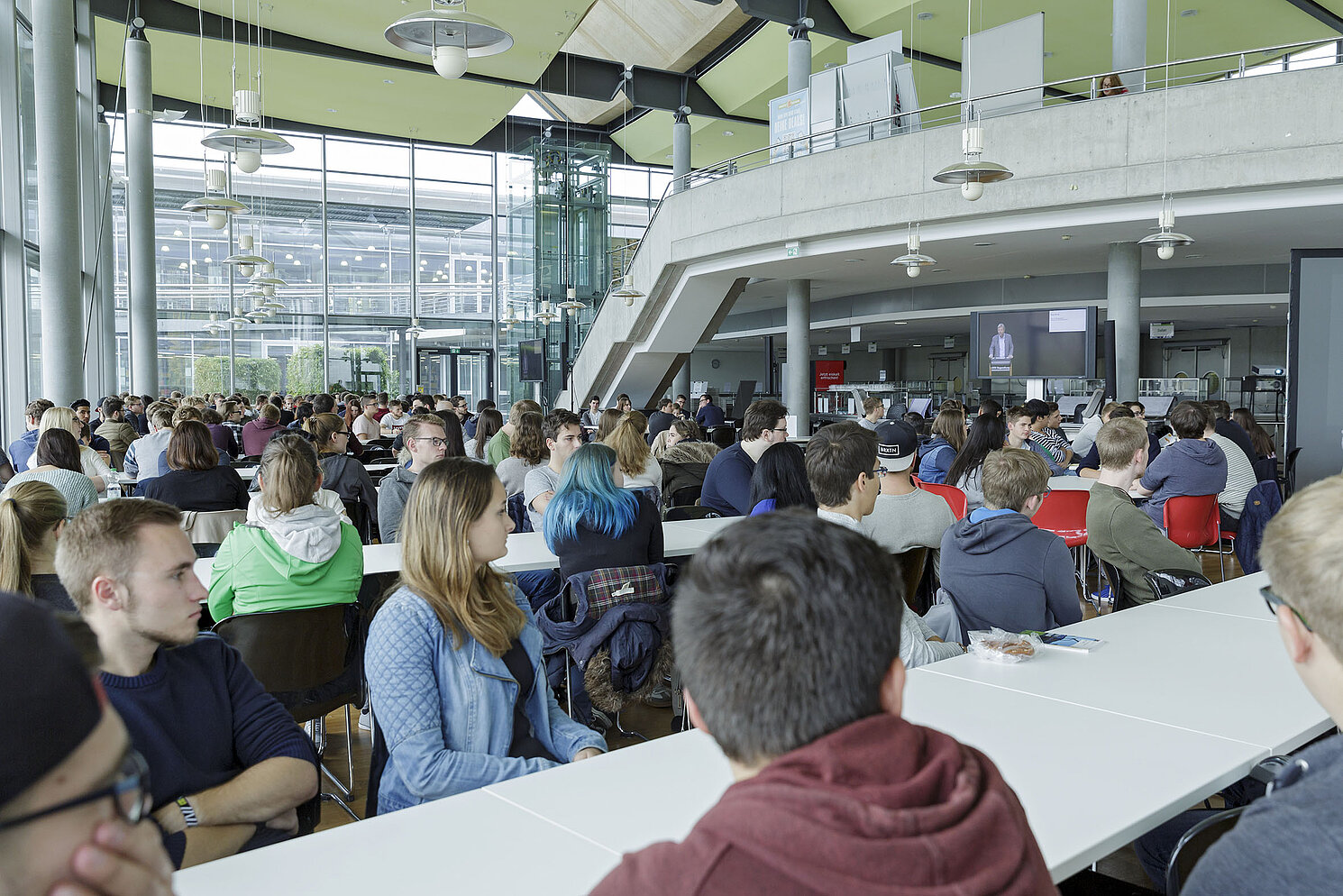 In Hörsäle und in die Mensa ist die Begrüßung des Präsidenten, Prof. Dr. Wolfgang Baier, für die neuen 2700 Studierenden der OTH Regensburg übertragen worden. Fotos: OTH Regensburg / Florian Hammerich