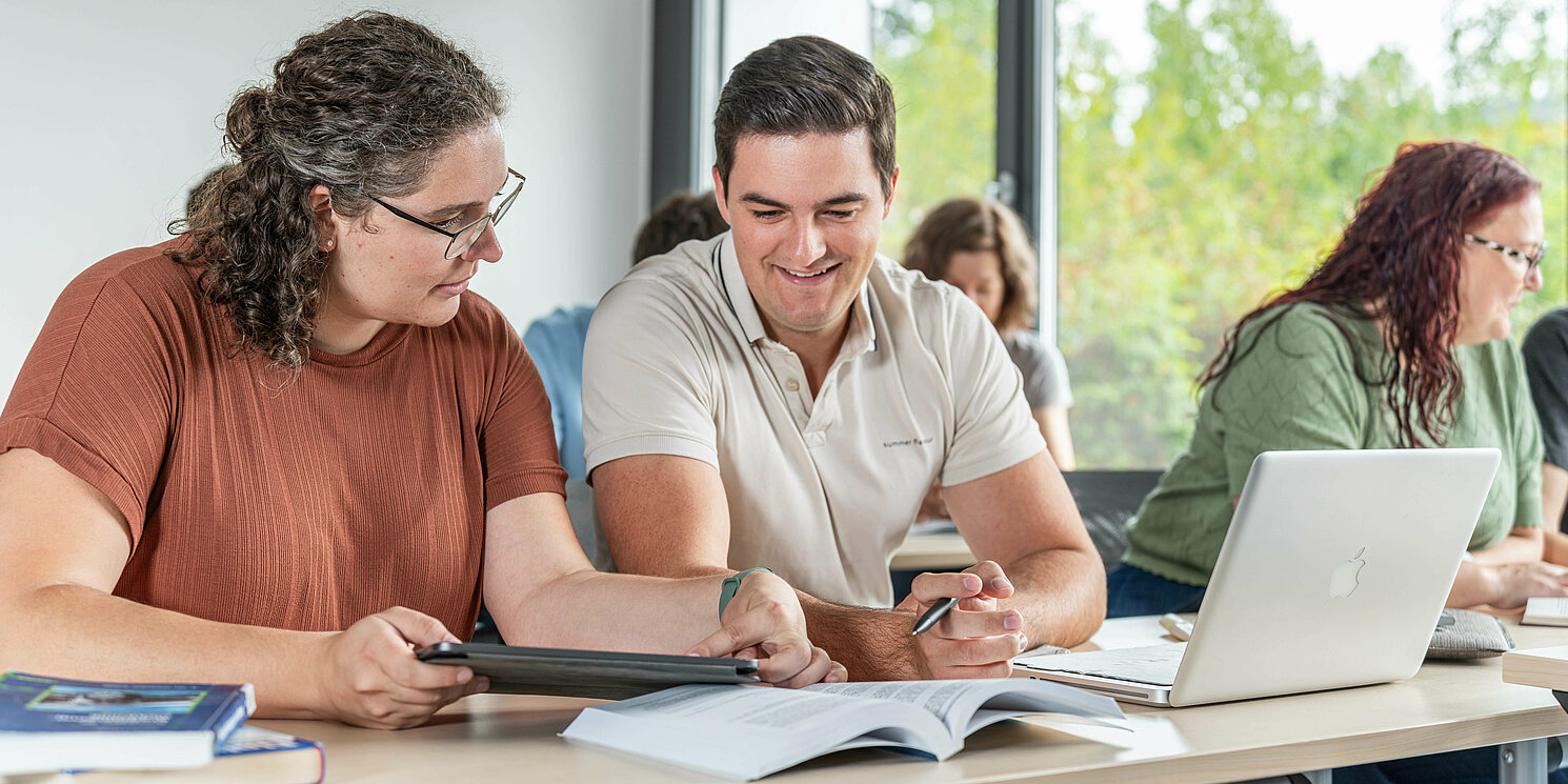 Studierende lernen in einem Seminarraum. 