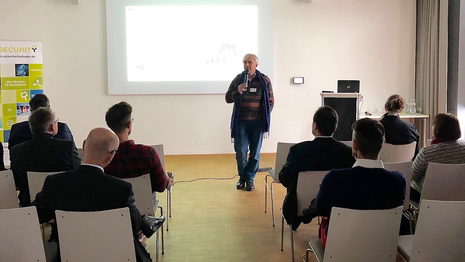 Prof. Dr. Jürgen Mottok bei seinem Vortrag auf dem 1. Regensburger IoT- und IIot-Kongress an der TechBase in Regensburg.