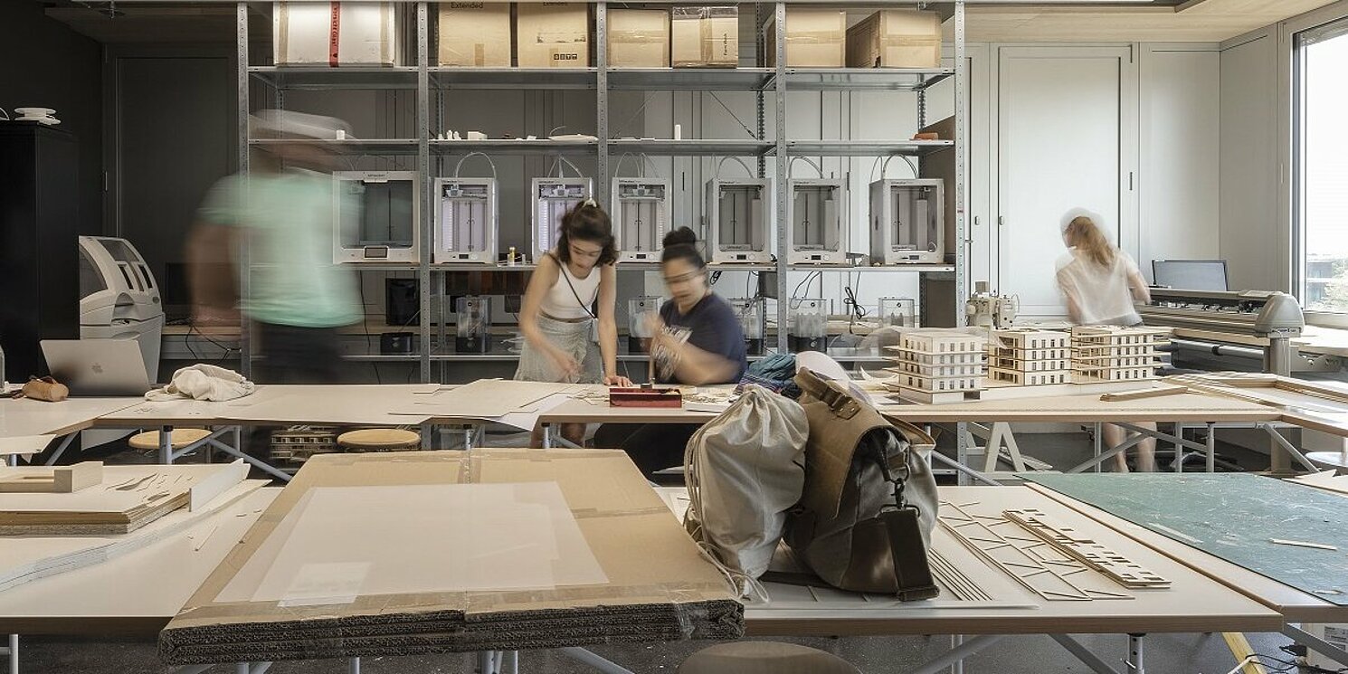 Foto: OTH Regensburg / Florian Hammerich Studierende bei Projektarbeiten