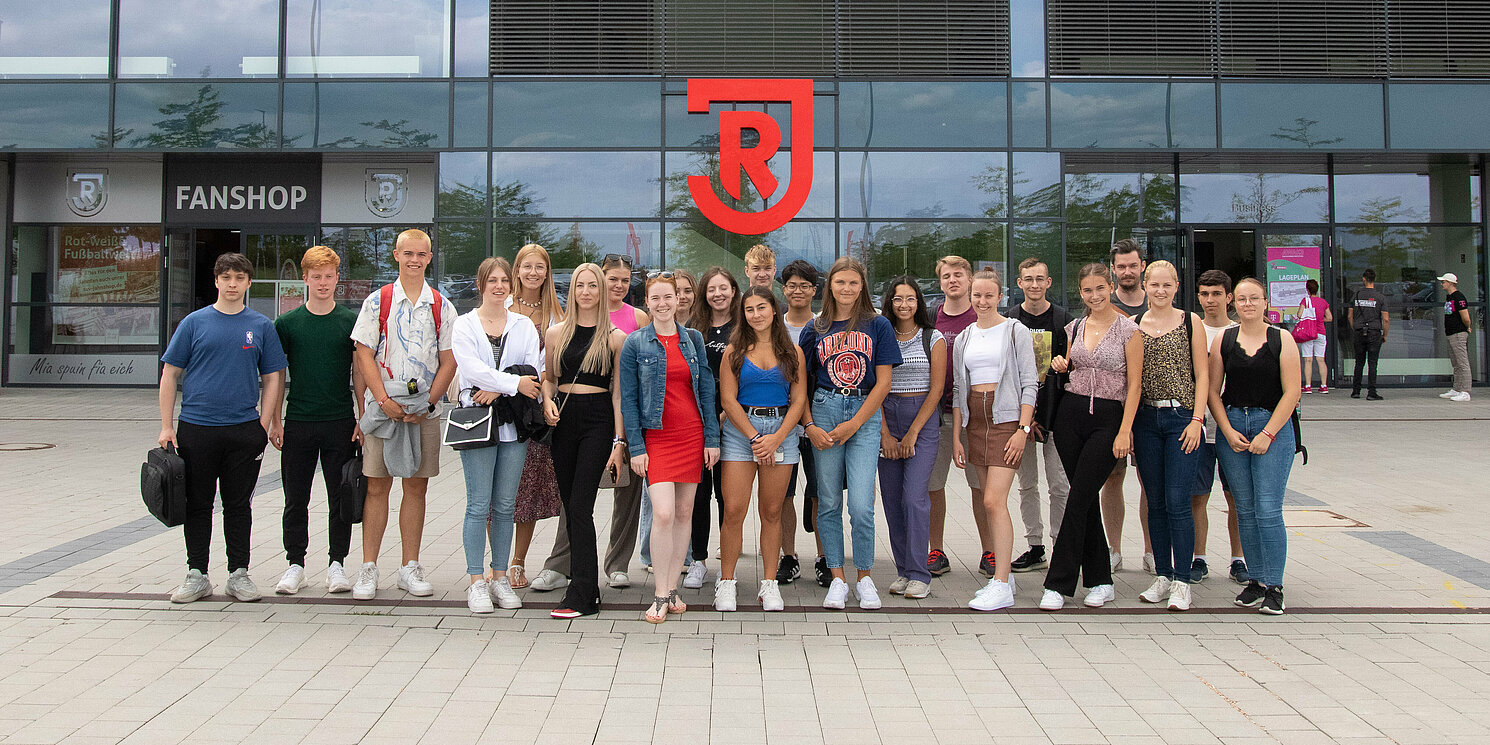 Die Vorlesung im Jahnstadion war für die meisten Teilnehmenden ein Highlight. Sie steht auch dieses Jahr auf dem Programm von early bird bw. Foto: OTH Regensburg/Torsten Pajonk Die Vorlesung im Jahnstadion war für die meisten Teilnehmenden ein Highlight. Sie steht auch dieses Jahr auf dem Programm von early bird bw. Foto: OTH Regensburg/Torsten Pajonk