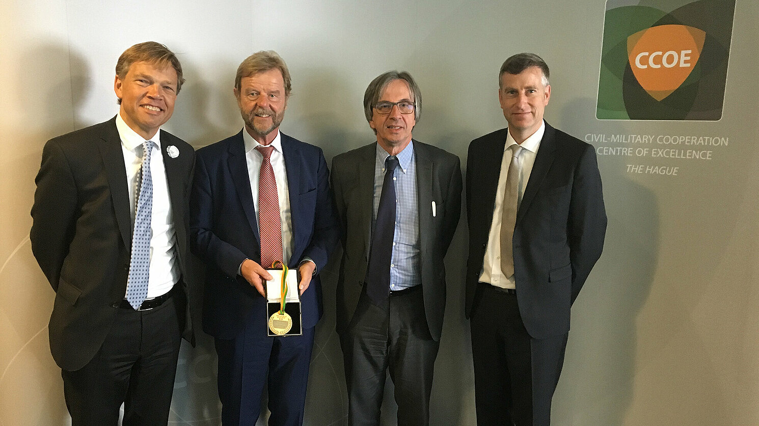 (Von links): Direktor der Abteilung Sicherheitspolitik im Niederländischen Außenministerium in Den Haag Joep Wijnands, Prof. Dr. Wolfgang Baier, Präsident der OTH Regensburg, Dirk Brengelmann, deutscher Botschafter in den Niederlanden, Prof. Dr. Markus Bresinsky, OTH Regensburg.
