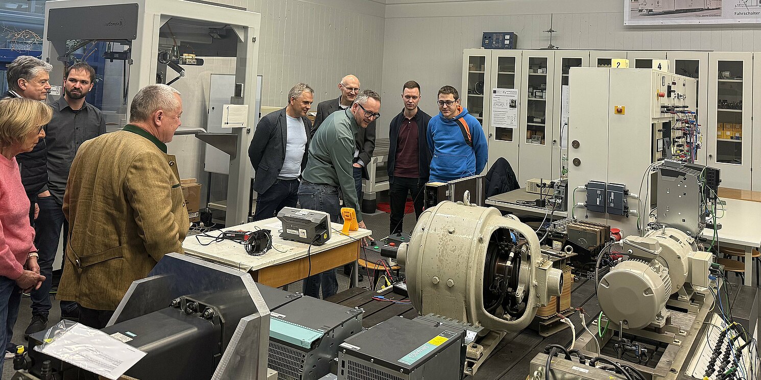 Axel Kagerer examines the laboratory prototype of the historic tram. Photo: Carla Sure/OTH Regensburg Axel Kagerer examines the laboratory prototype of the historic tram. Photo: Carla Sure/OTH Regensburg