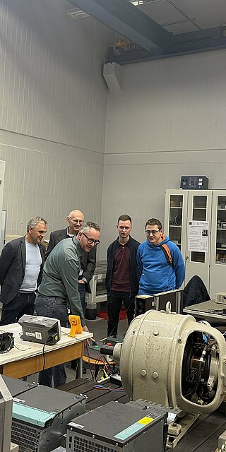 Axel Kagerer prüft den Laborprototyp der Historischen Straßenbahn.