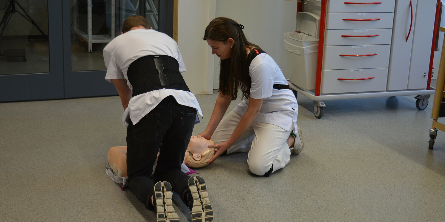 Bei der Reanimation kann das Exoskelett die Pflegekraft vor allem im Rückenbereich entlasten.