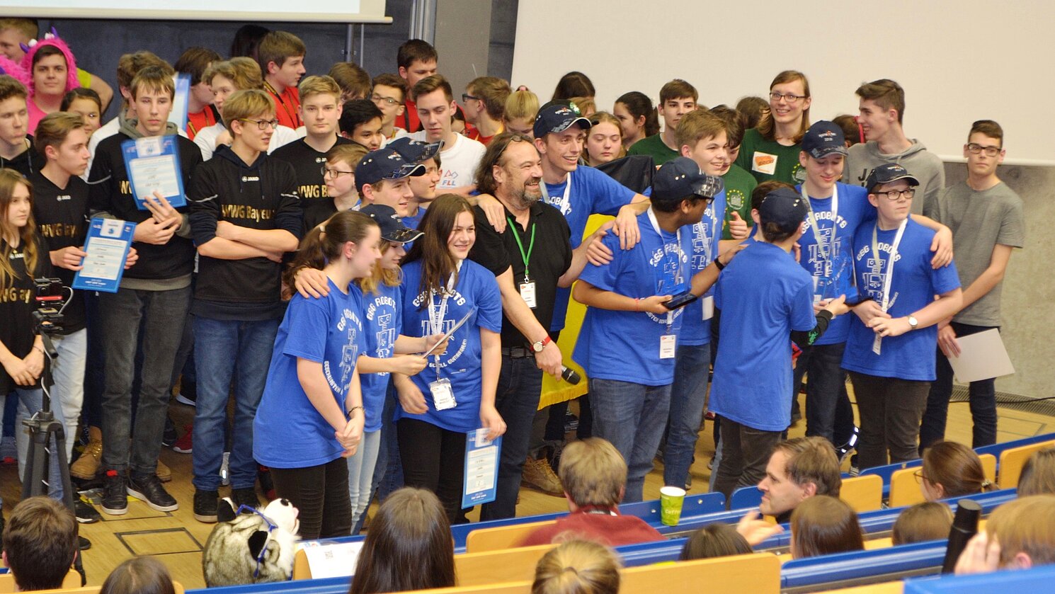 Armin Gardeia von der Jungen Hochschule der OTH Regensburg (Bildmitte, vorne) wird im Juni 2020 vom Vorstand der HANDS on TECHNOLOGY e.V., Organisator der FIRST LEGO League (FLL) in der DACH-Region, zum ersten Vorstandsvorsitzenden gewählt.