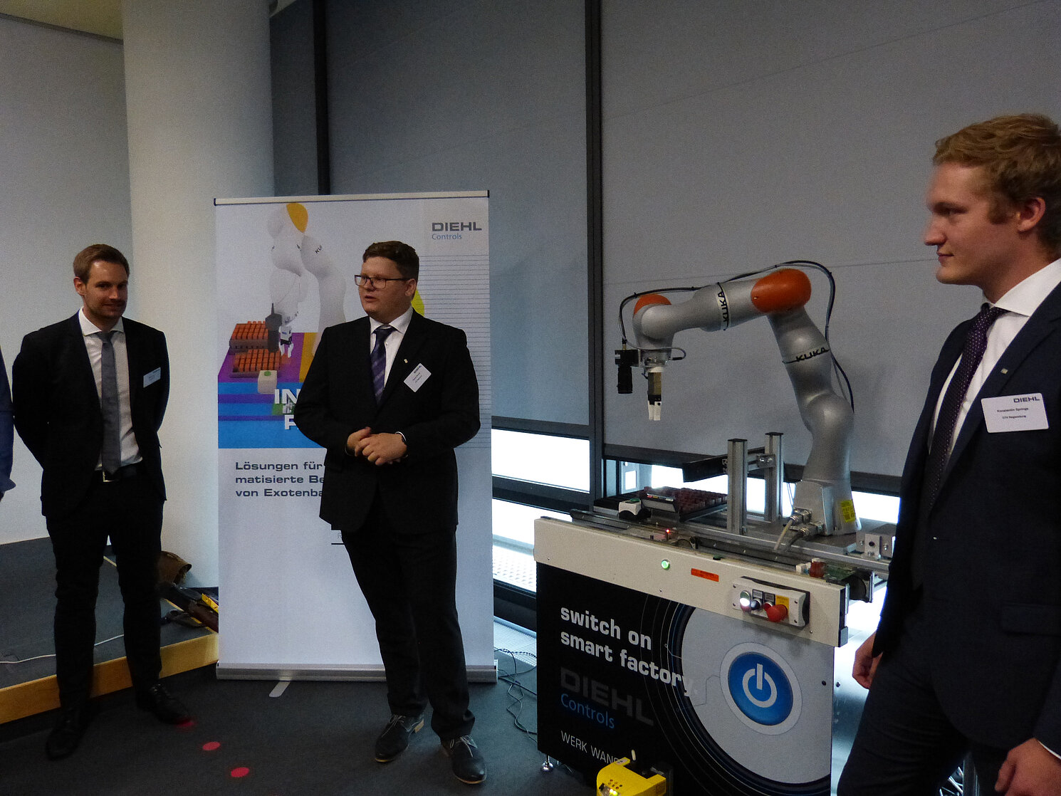 Stefan Wespel von Diehl (links), Thomas Schmid und Konstantin Springs (mitte und rechts) bei der Präsentation der neuartigen Roboterapplikation