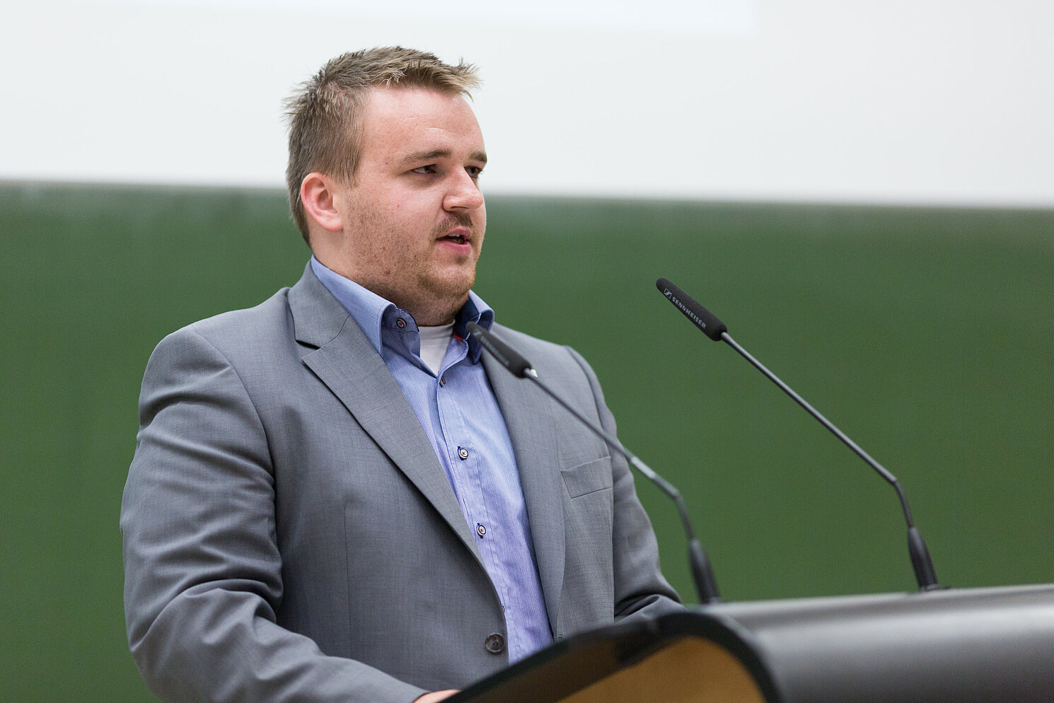 Studierendenvertreter Andreas Diehl nannte Beispiele für die erfolgreiche Arbeit der Studierendenvertretung, wie das Schachbrett im Innenhof, mehr Fahrradständer etc. 