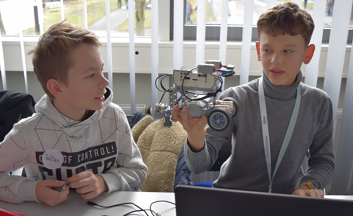 Ob sich der soeben gebaute Roboter auch steuern lässt? Ob sich der soeben gebaute Roboter auch steuern lässt?