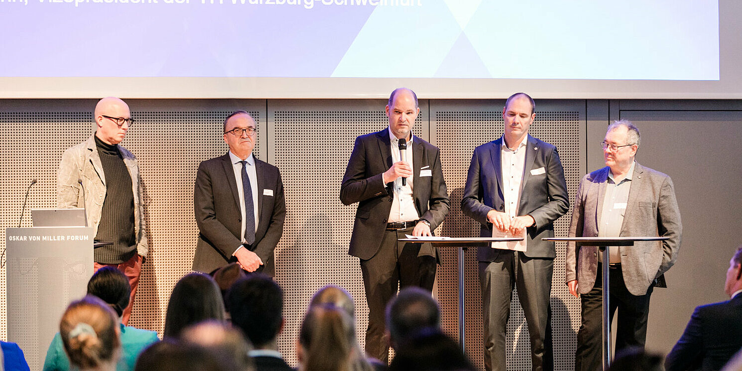 Prof. Andreas Appelt, Dekan der Fakultät Bauingenieurwesen der OTH Regensburg, brachte auf dem Podium Impulse aus der Hochschule ein. Foto: Daniel Schwaiger, Bayerischer Bauindustrieverband e.V.