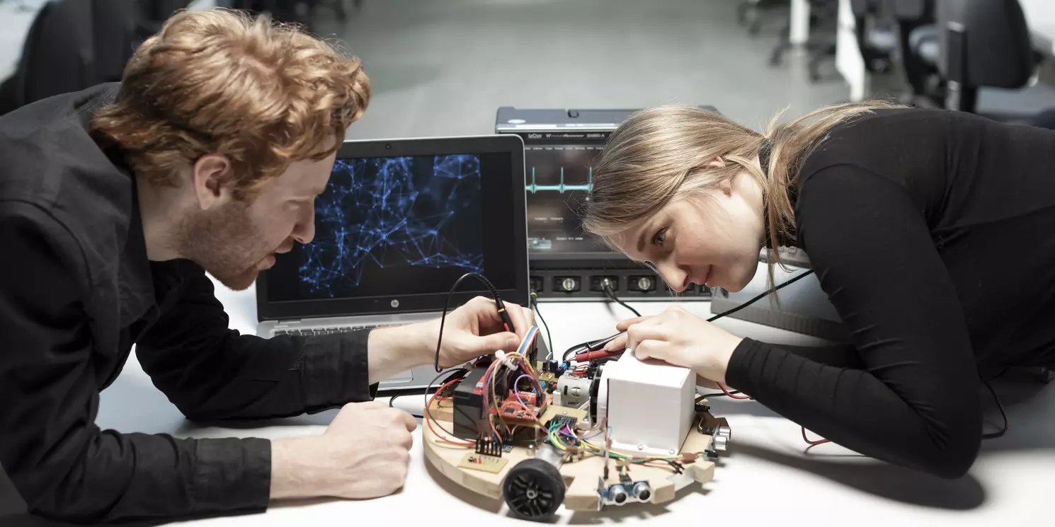 Zwei Studierende arbeiten an einem Prototypen.