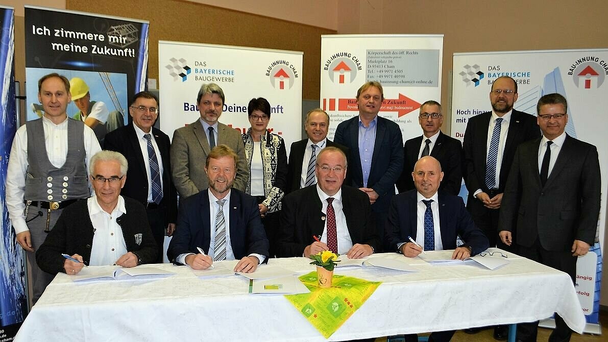Von links: Prof. Andreas Ottl und Präsident Prof. Dr. Wolfgang Baier von der OTH Regensburg mit Landrat Franz Löffler und Siegfried Zistler (BS Cham) sowie in der hinteren Reihe Prof. Dr. Thomas Fuhrmann (hintere Reihe, 2. v. r.) von der OTH Regensburg