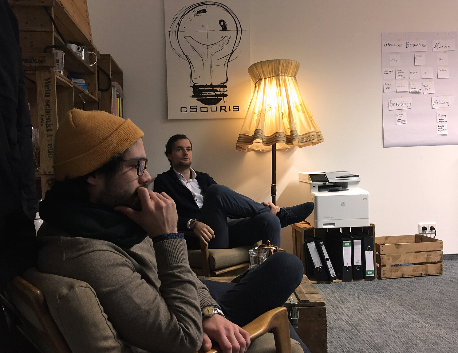 Die Gründerstipendiaten Alexander Herfurtner und Andreas E. Pracht (von links) wurden im Rahmen des Filmdrehs in ihrem Büro besucht und interviewt.