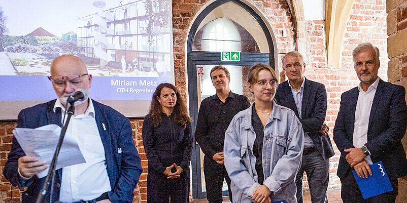Gruppenbild mit 6 Personen vor Präsentation