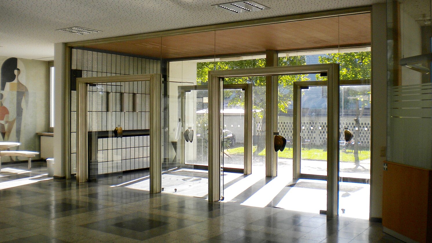 Die Gebäude der OTH Regensburg in der Prüfeninger Straße 58 wurden unter Denkmalschutz gestellt und genießen damit besonderen Schutz und Förderung. Auf dem Bild der Windfang im "Präsidentenbau".