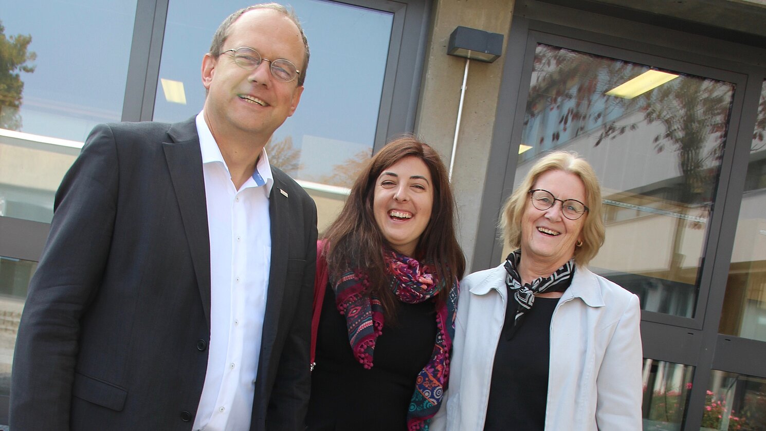 Von links: Der Vizepräsident der OTH Regensburg Prof. Dr. Thomas Fuhrmann mit Rebecca Field aus Australien und Prof. Dr. Irmgard Schroll-Decker von der Fakultät Angewandte Sozial- und Gesundheitswissenschaften.