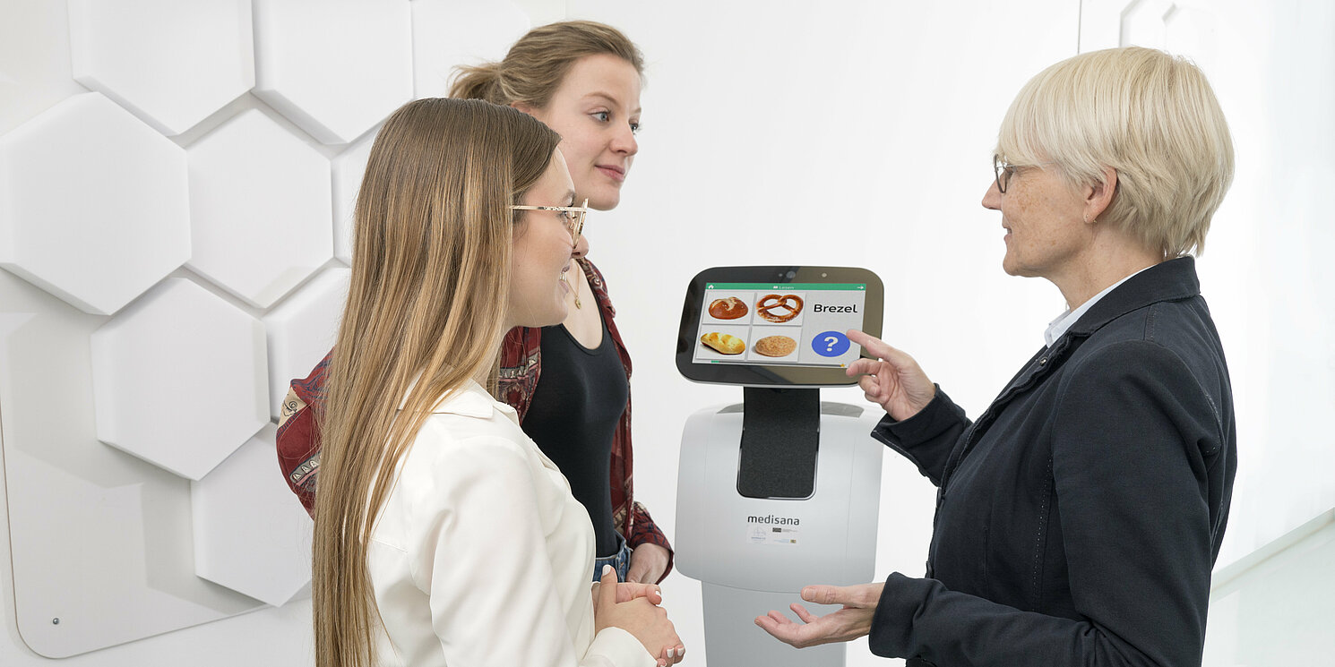 Dozierende mit Studierenden im praktischen Einsatz
