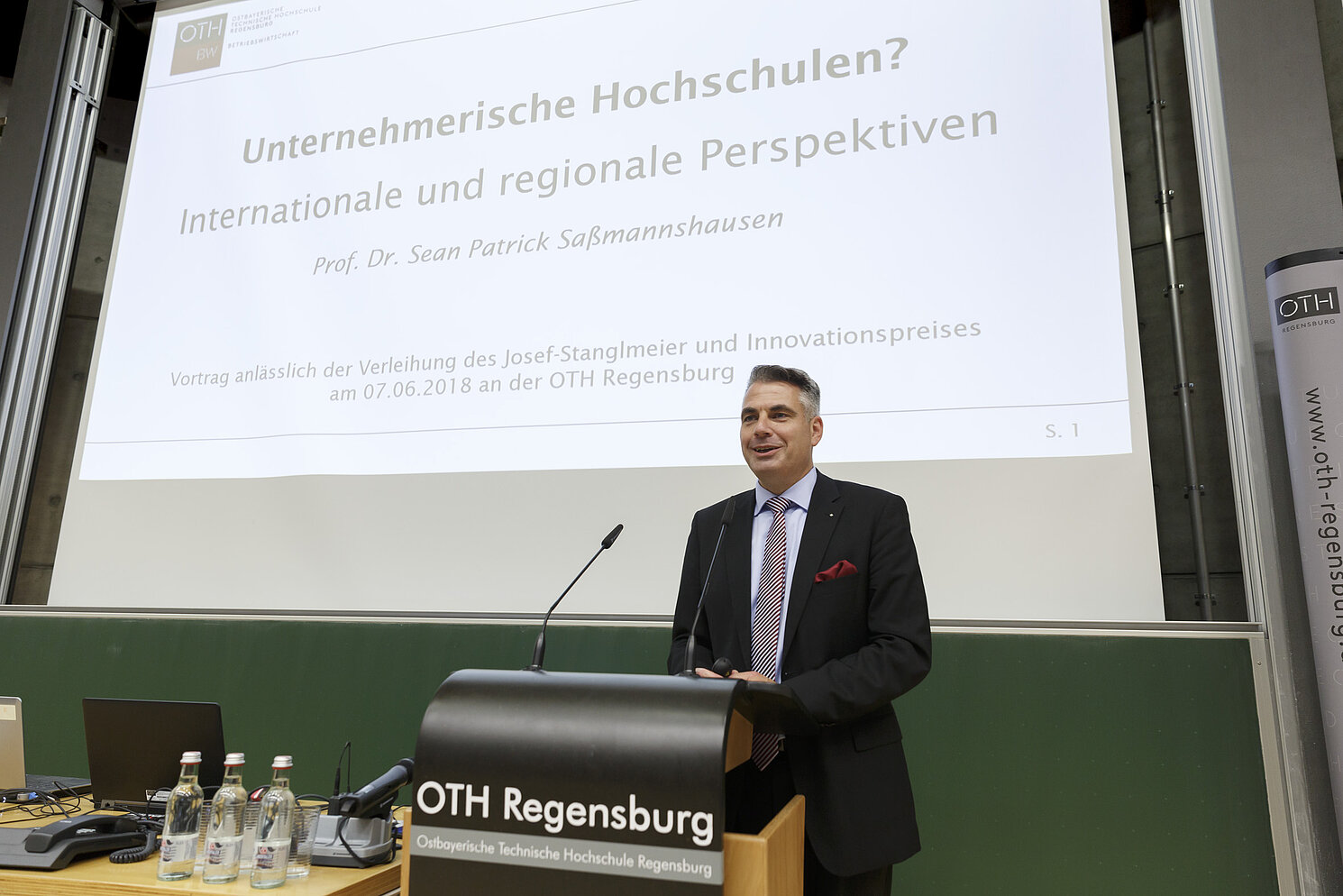 Prof. Dr. Sean Patrick Saßmannshausen in seinem Festvortrag zum Thema „Unternehmerische Hochschulen?“