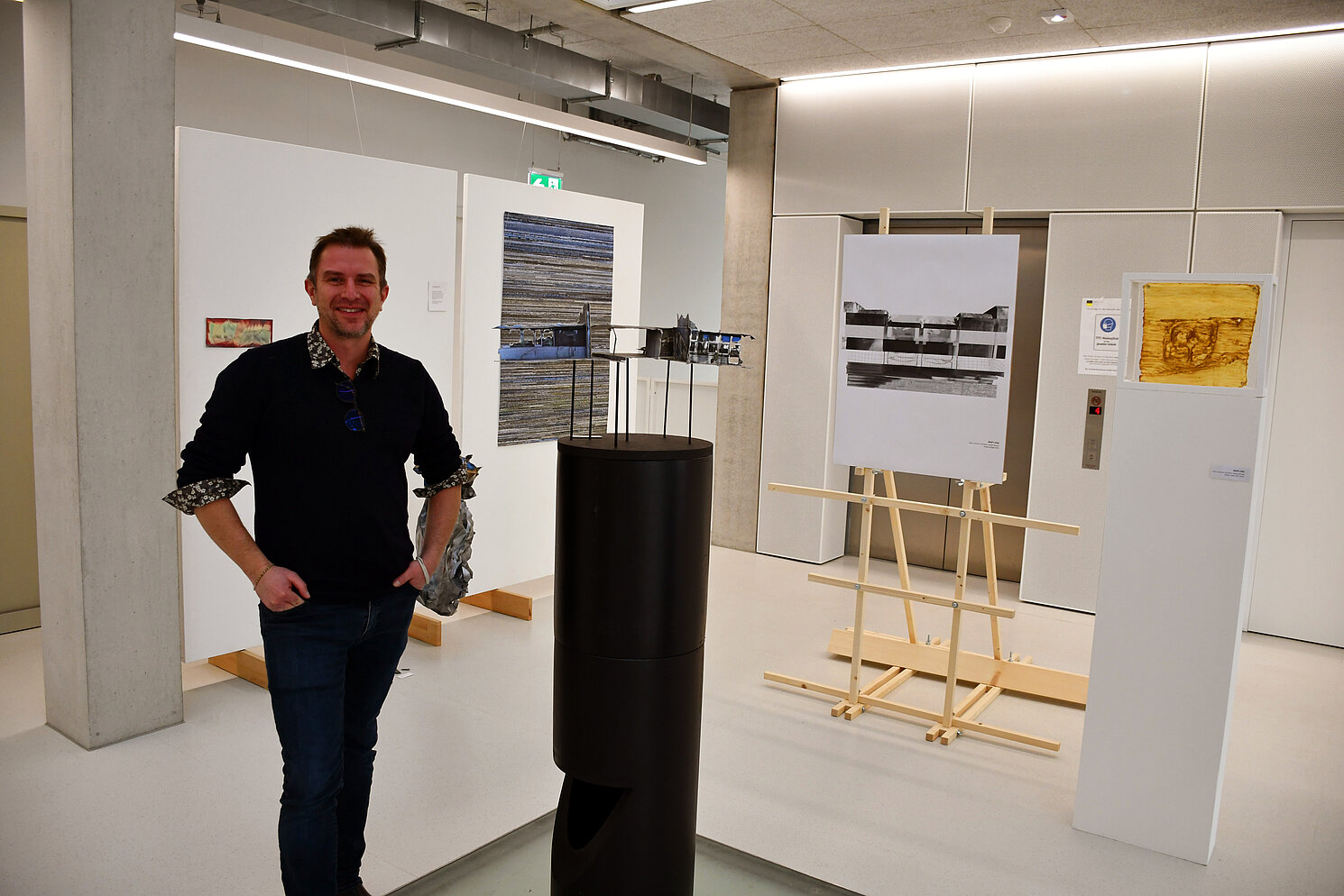 „Wir haben die Studierenden auf eine wilde Fahrt mitgenommen“: Prof. Christophe Barlieb in der Ausstellung „Points of view“ der Fakultät Architektur. Foto: OTH Regensburg/Michael Hitzek