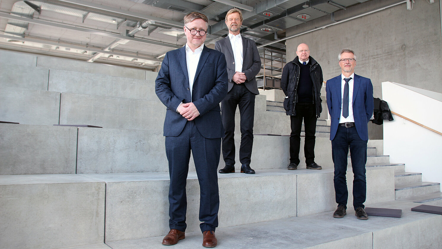Dekan Prof. Andreas Emminger, Prof. Dr. Wolfgang Baier, Präsident der OTH Regensburg, Bauoberrat Stefan Krabatsch vom Staatlichen Bauamt Regensburg und Gerhard Haslbeck, Bereichsleiter Hochschulbau beim Staatlichen Bauamt Regensburg.