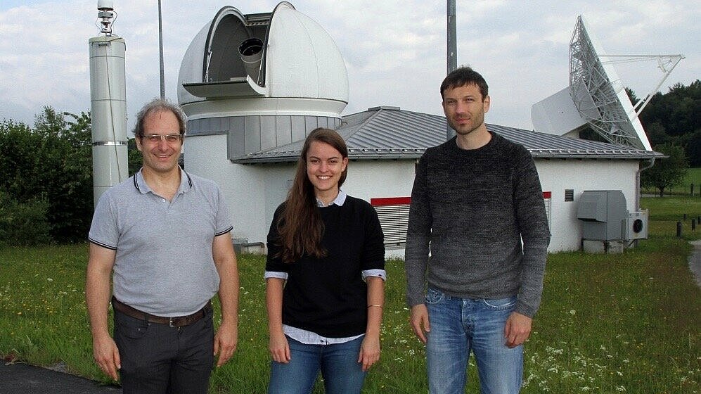 Von links: Dr. Alexander Neidhardt (TU München), Masterstudentin Katharina Kirschbauer (OTH Regensburg) und M.Sc. Johann Eckl vom Bundesamt für Kartographie und Geodäsie am Geodätischen Observatorium Wettzell vor dem Laser-Entfernungsmesssystem.