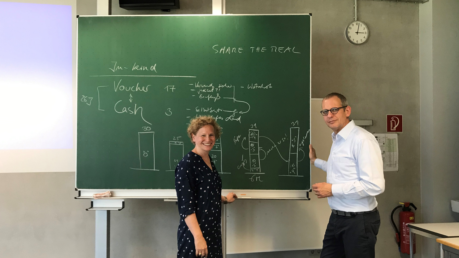 Von links: Prof. Dr. Sabine Jaritz von der Fakultät Betriebswirtschaft der OTH Regensburg mit Gastreferent Dr. Felix Schuler, der Senior-Partner und Managing Director der Boston Consulting Group ist. 