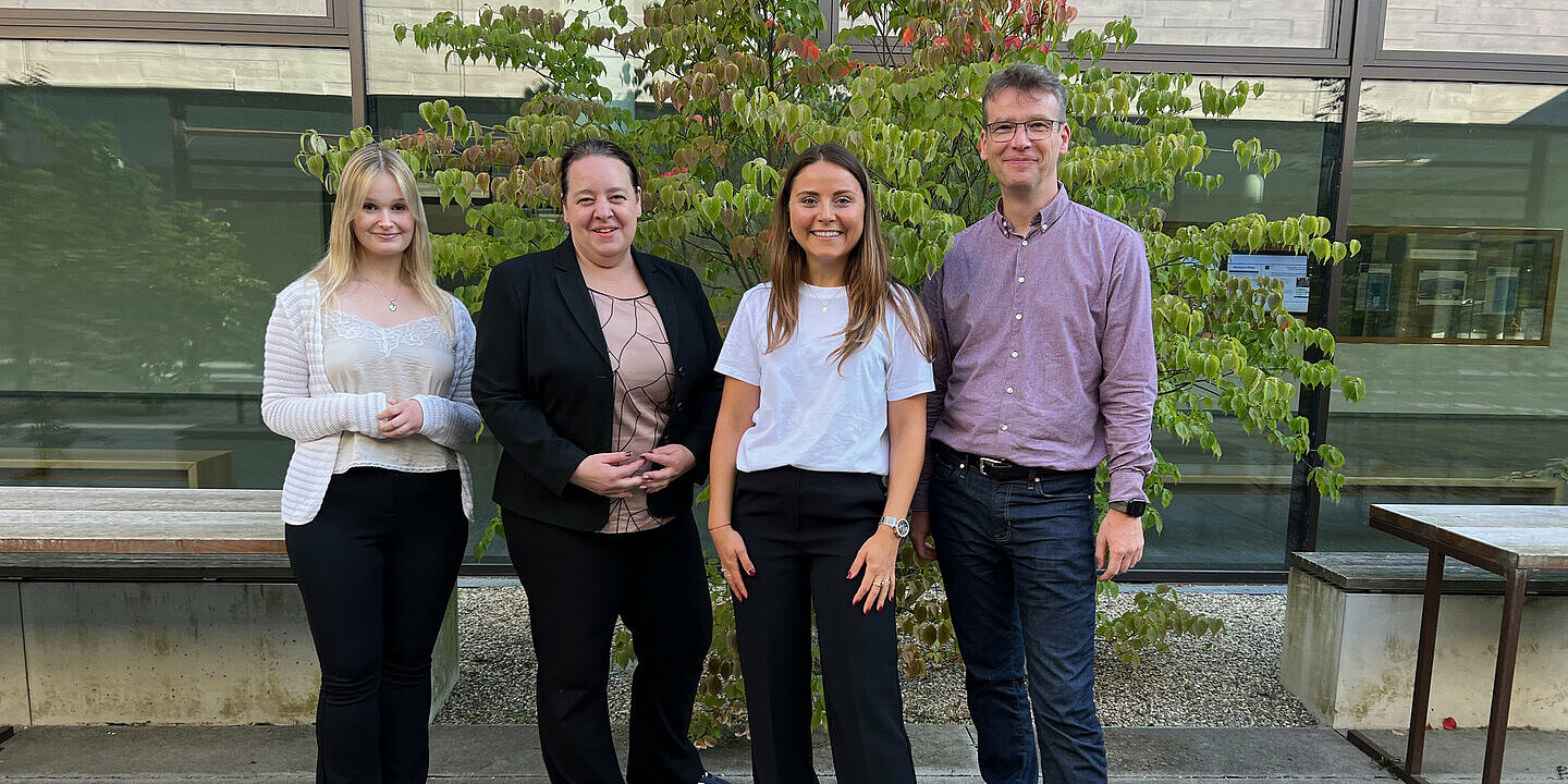 Prof. Dr. Christoph Palm (r.) und Nicole Höß (l.) begeisterten Tamara Tomasevic und Sabine Cornils (2. und 3. von links) für die KI-Forschung an der OTH Regensburg. Foto: ReMIC/OTH Regensburg