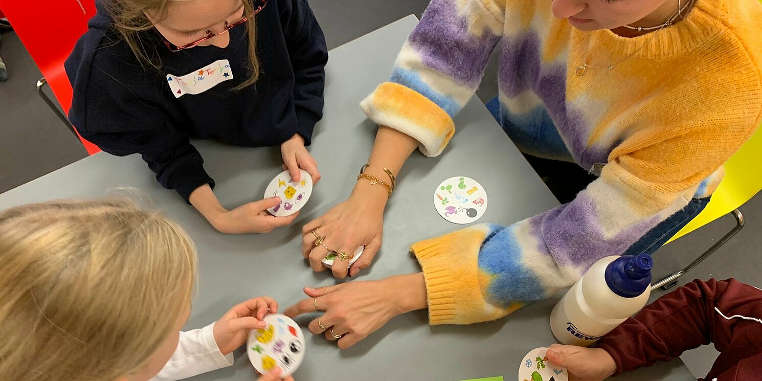 Kinder basteln und spielen gemeinsam.