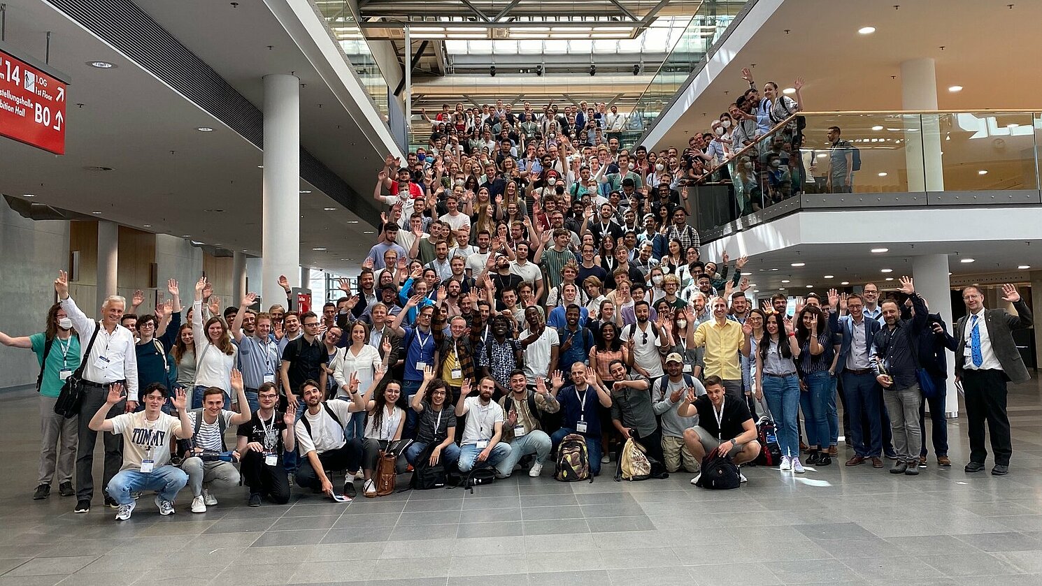 400 Studierende aus allen Energiestudiengängen der Hochschulen Bayerns besuchten die Messe Intersolar Europe in München. Foto: Connexio, Solar Promotion GmbH, Pforzheim 400 Studierende aus allen Energiestudiengängen der Hochschulen Bayerns besuchten die Messe Intersolar Europe in München. Foto: Connexio, Solar Promotion GmbH, Pforzheim