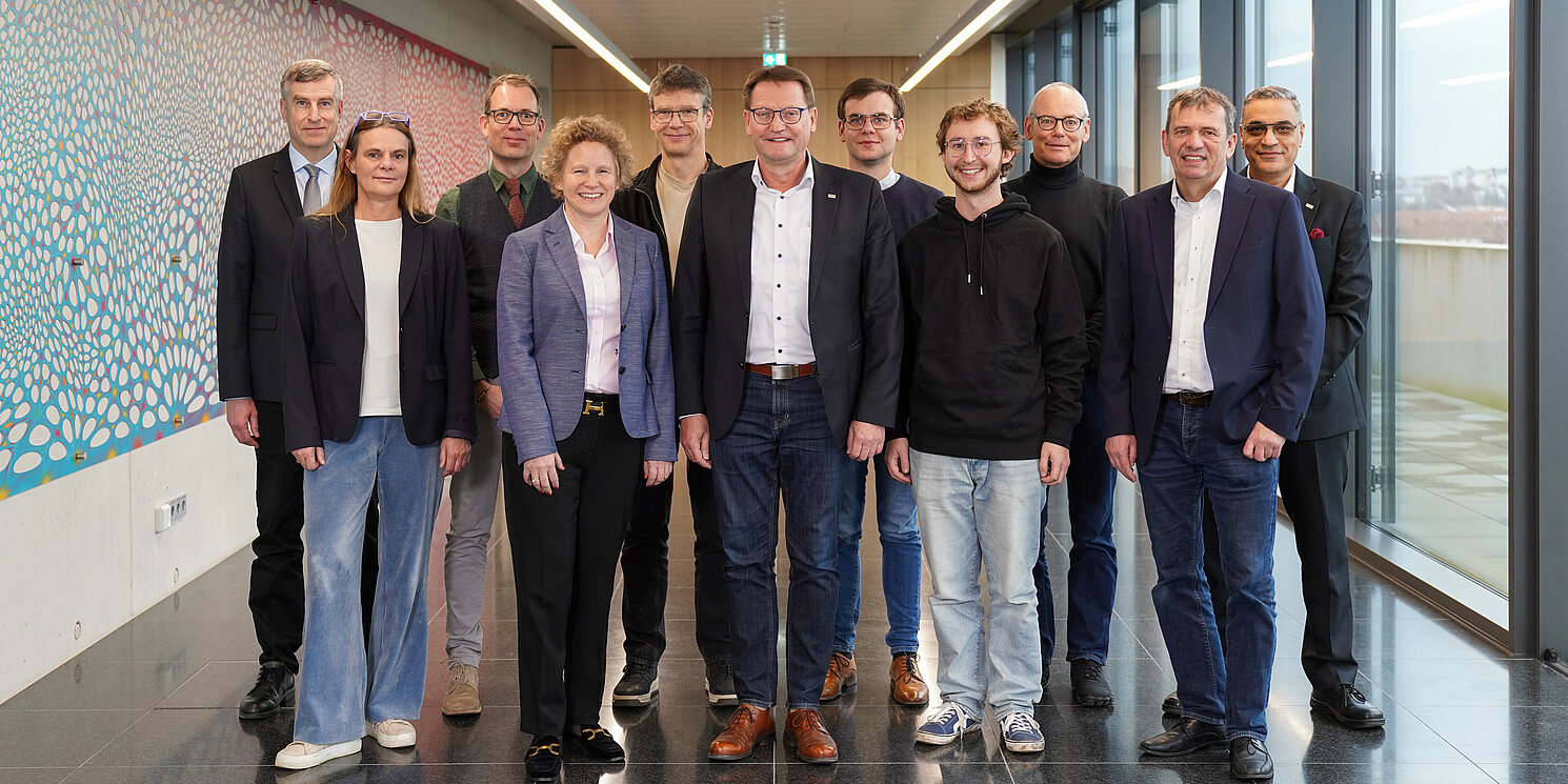 11 Personen des Senats der OTH Regensburg stehen im Hochschulgebäude