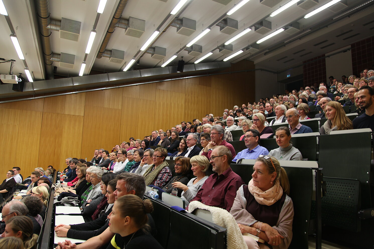 Reden über das Glücklichsein im ausverkauften S051: Das Auditorium war begeistert. Foto: Bischöfliche Presse- und Medienabteilung