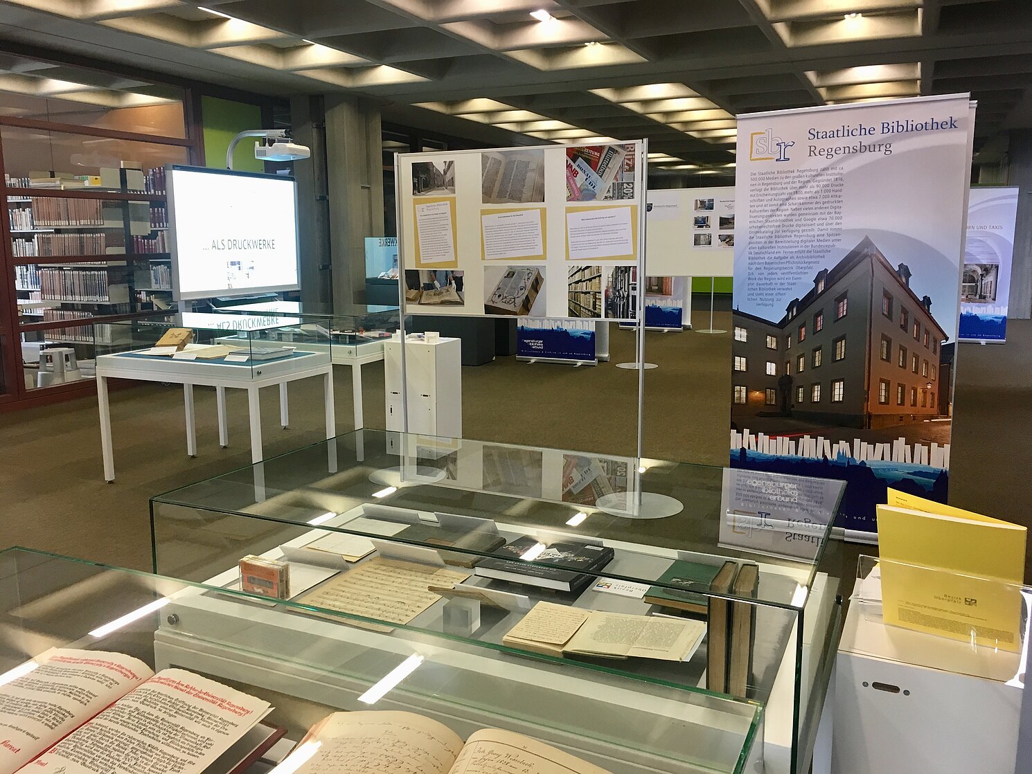 Blick in die RBV-Ausstellung in der Zentralbibliothek der Universität Regensburg. Blick in die RBV-Ausstellung in der Zentralbibliothek der Universität Regensburg.