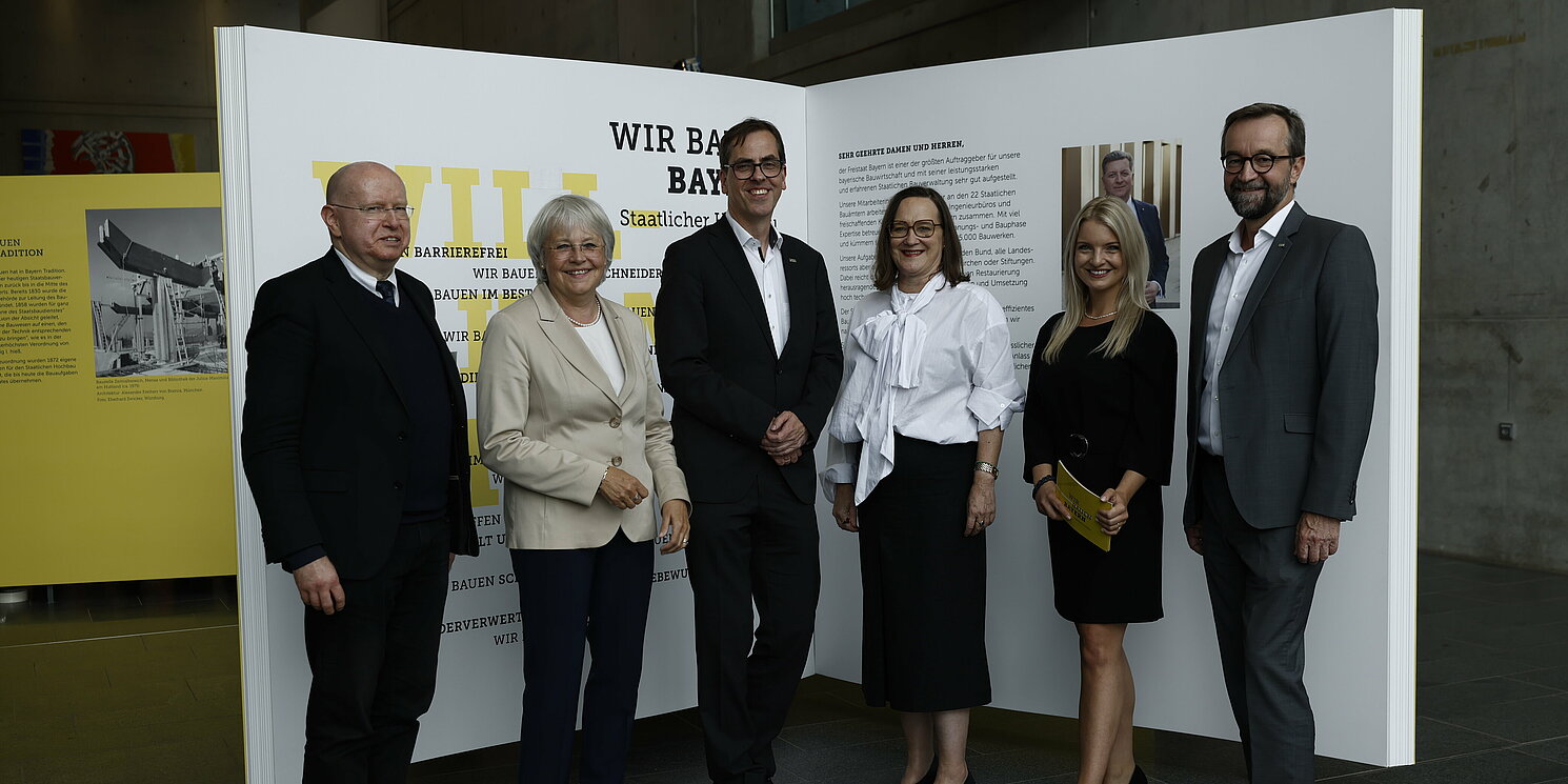 Gruppenfoto vor einer Stellwand.