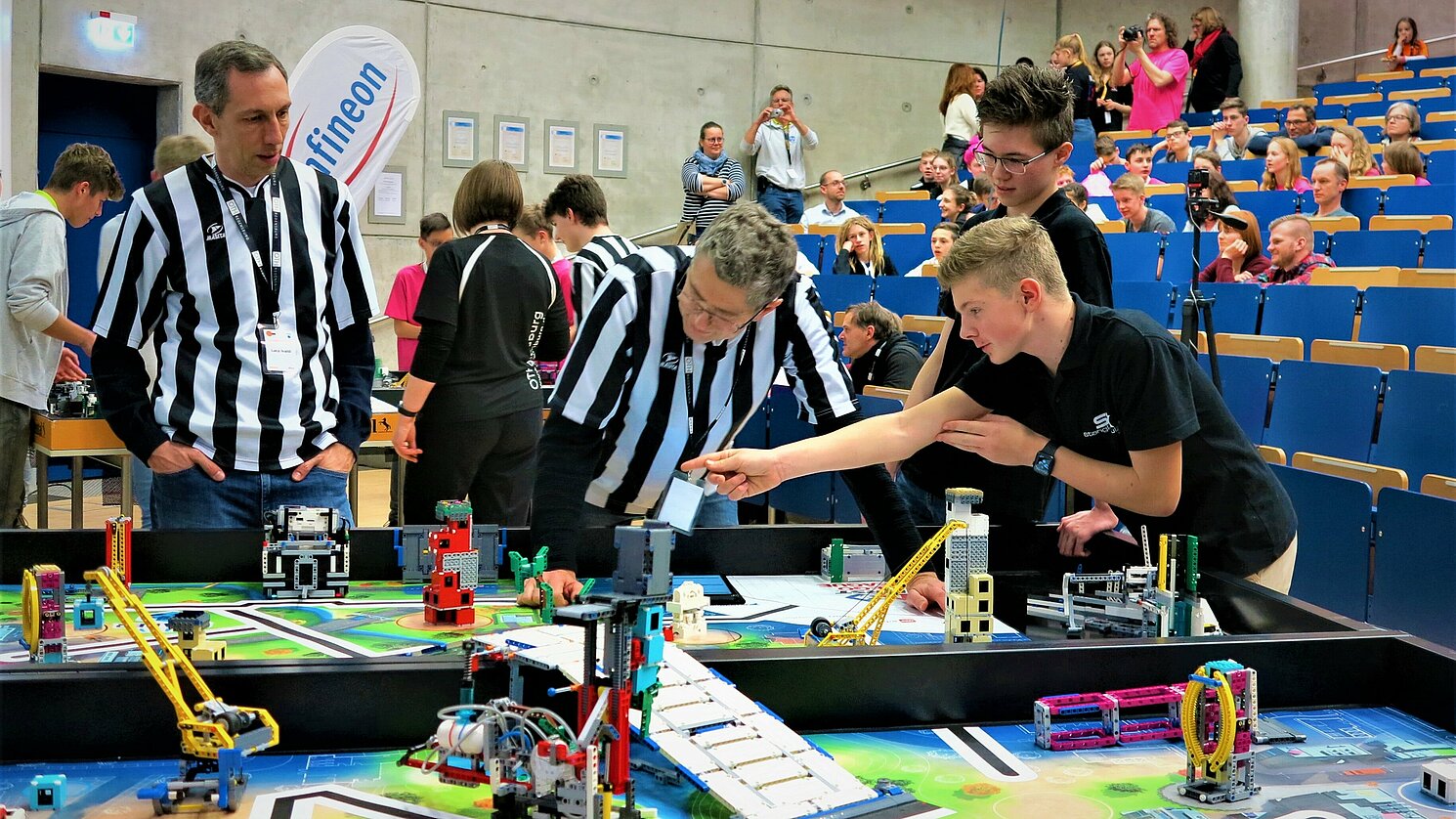 Der Höhepunkt der Veranstaltung, die „Robot Games“. Hier das Team „RTG Next Generation“ aus Nittenau, das im Regionalentscheid im November 2019 den ersten Platz belegte.