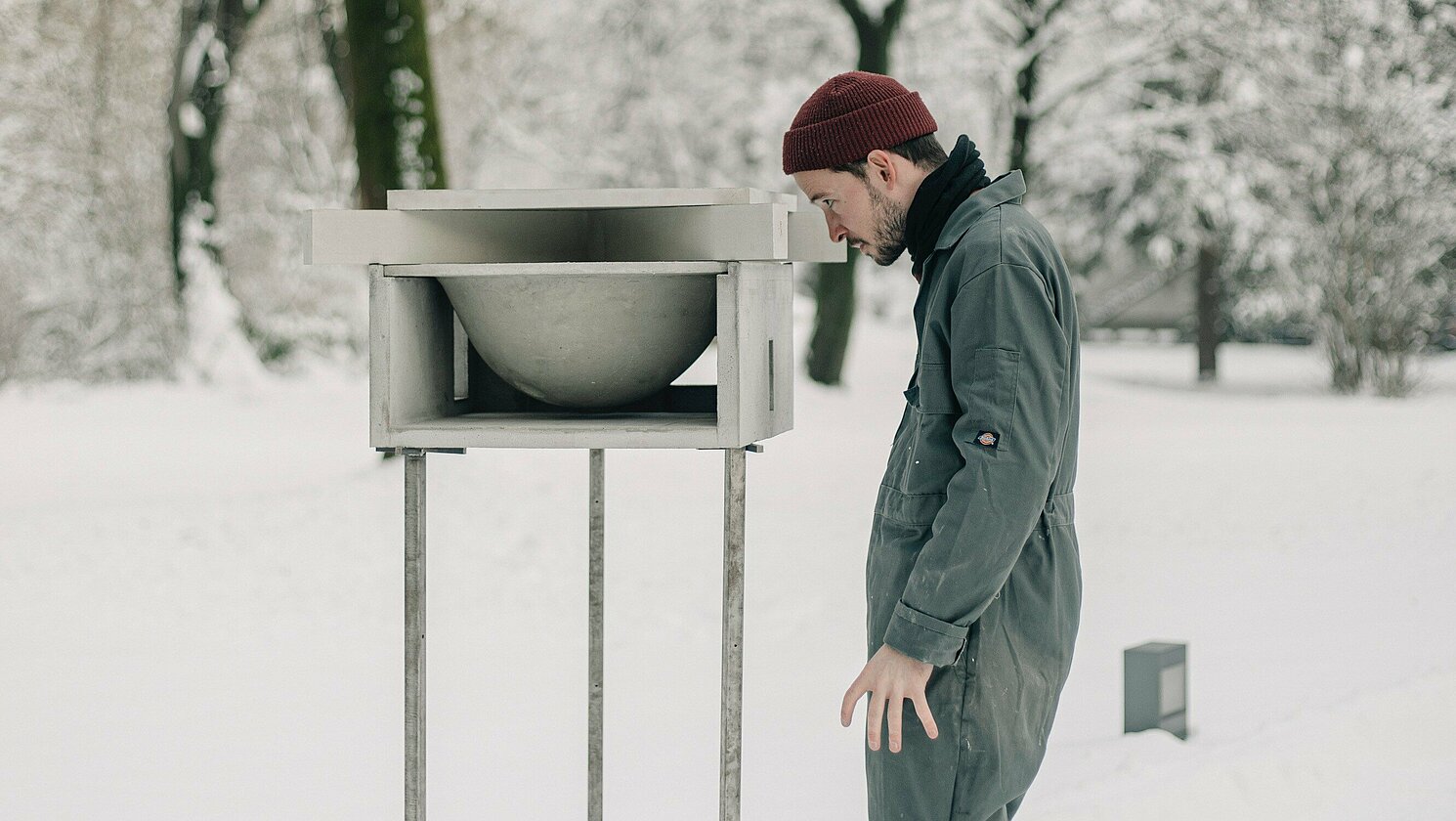 Sebastian Strobl, einer der Ausgezeichneten des BDA-SARP-Awards 2019, mit seinem Ausschnittmodell in Beton kurz nach der Masterpräsentation im Februar 2019 an der Akademie der Bildenden Künste in München. 