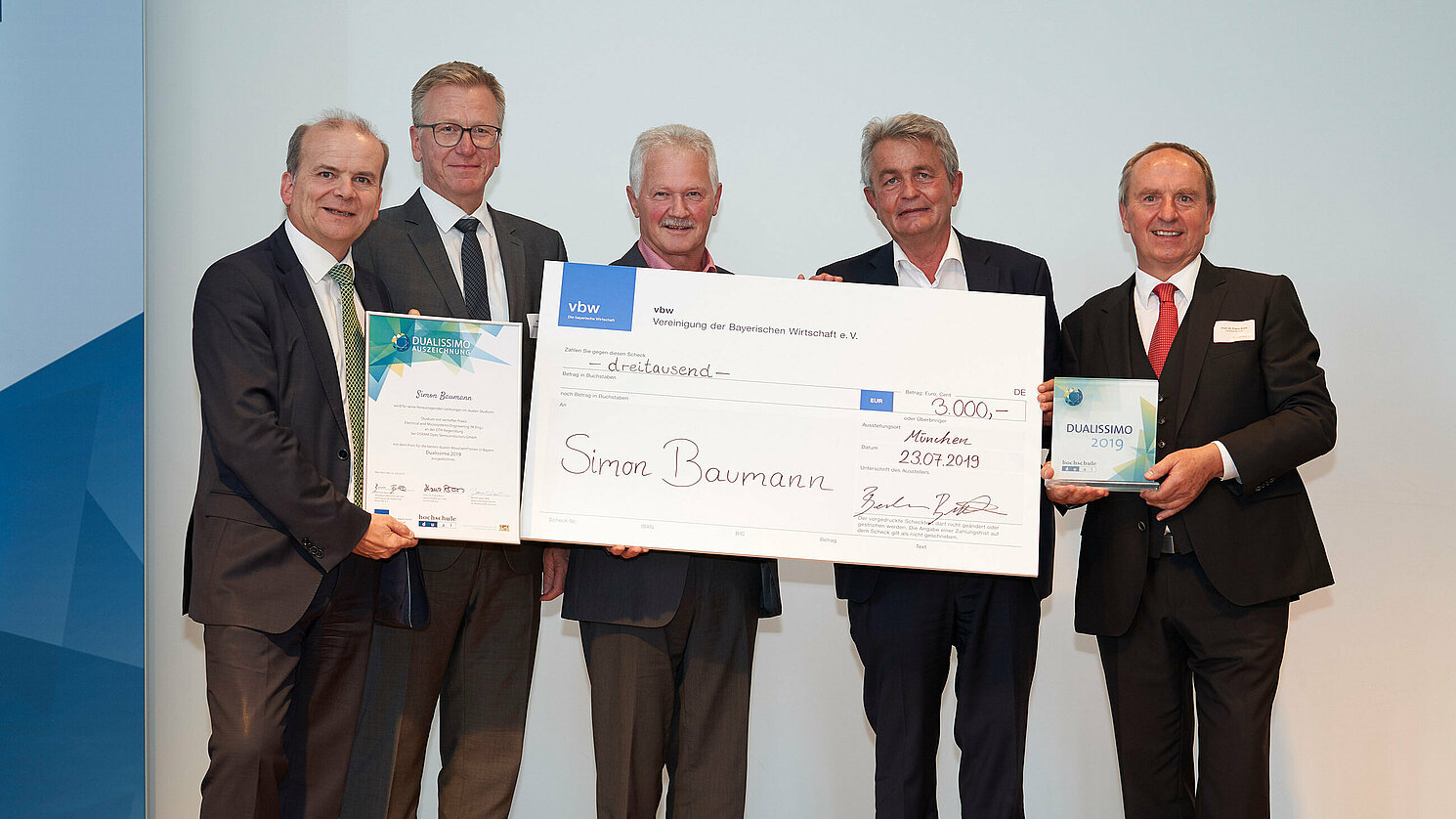 Von links: Dr. Rolf-Dieter Jungk, Amtschef im Bayerischen Staatsministerium für Wissenschaft und Kunst, Praxispartner Gerald Froidl, OSRAM Opto Semiconductors GmbH, Mathias Baumann, Vater von Preisträger Simon Baumann, Bertram Brossardt, vbw Hauptgeschäftsführer, und Prof. Dr. Franz Boos, wissenschaftlicher Leiter hochschule dual.
