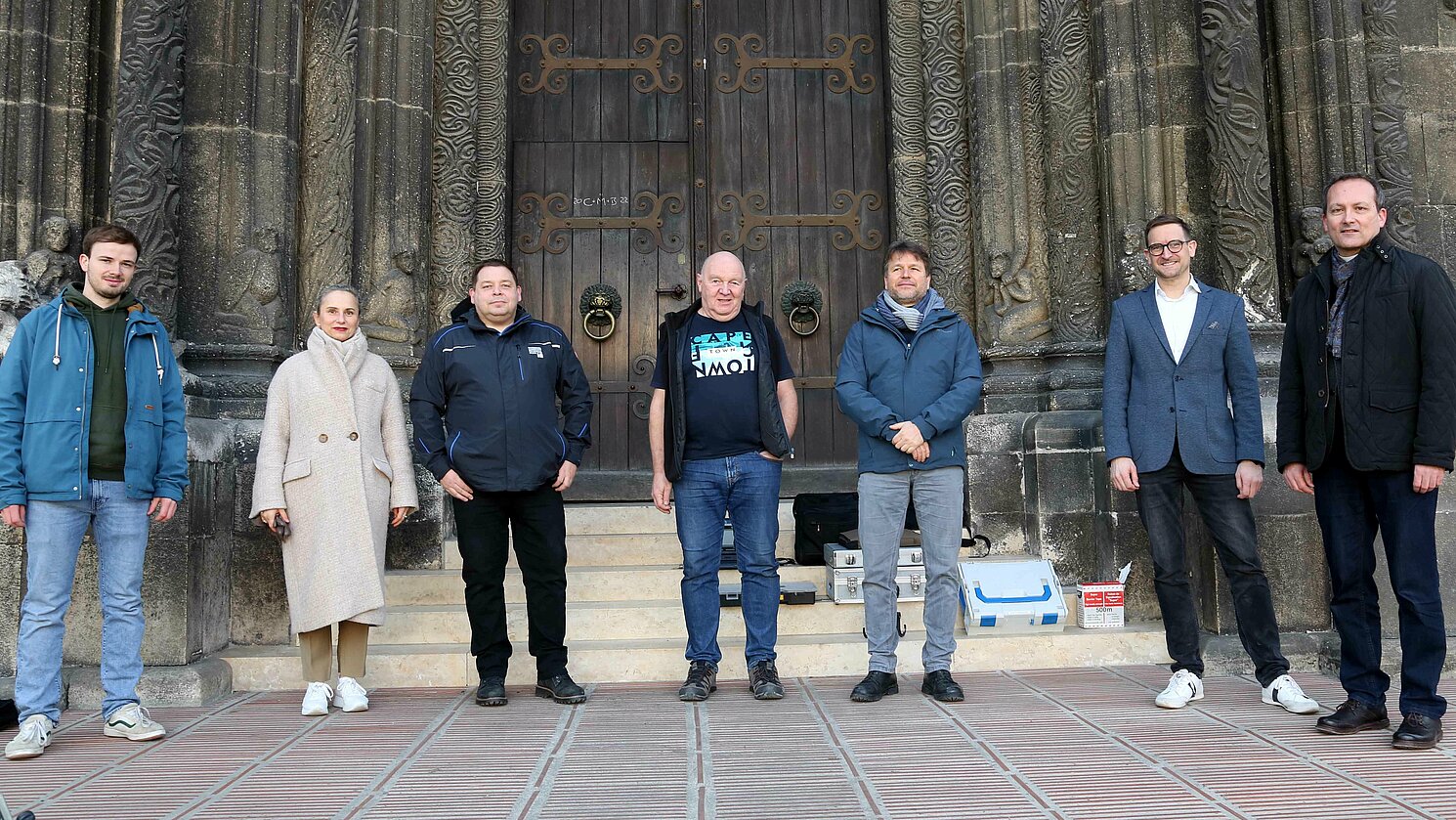 Die Verantwortlichen des Forschungsprojektes vor dem Schottenportal. Foto: Jakob Schötz