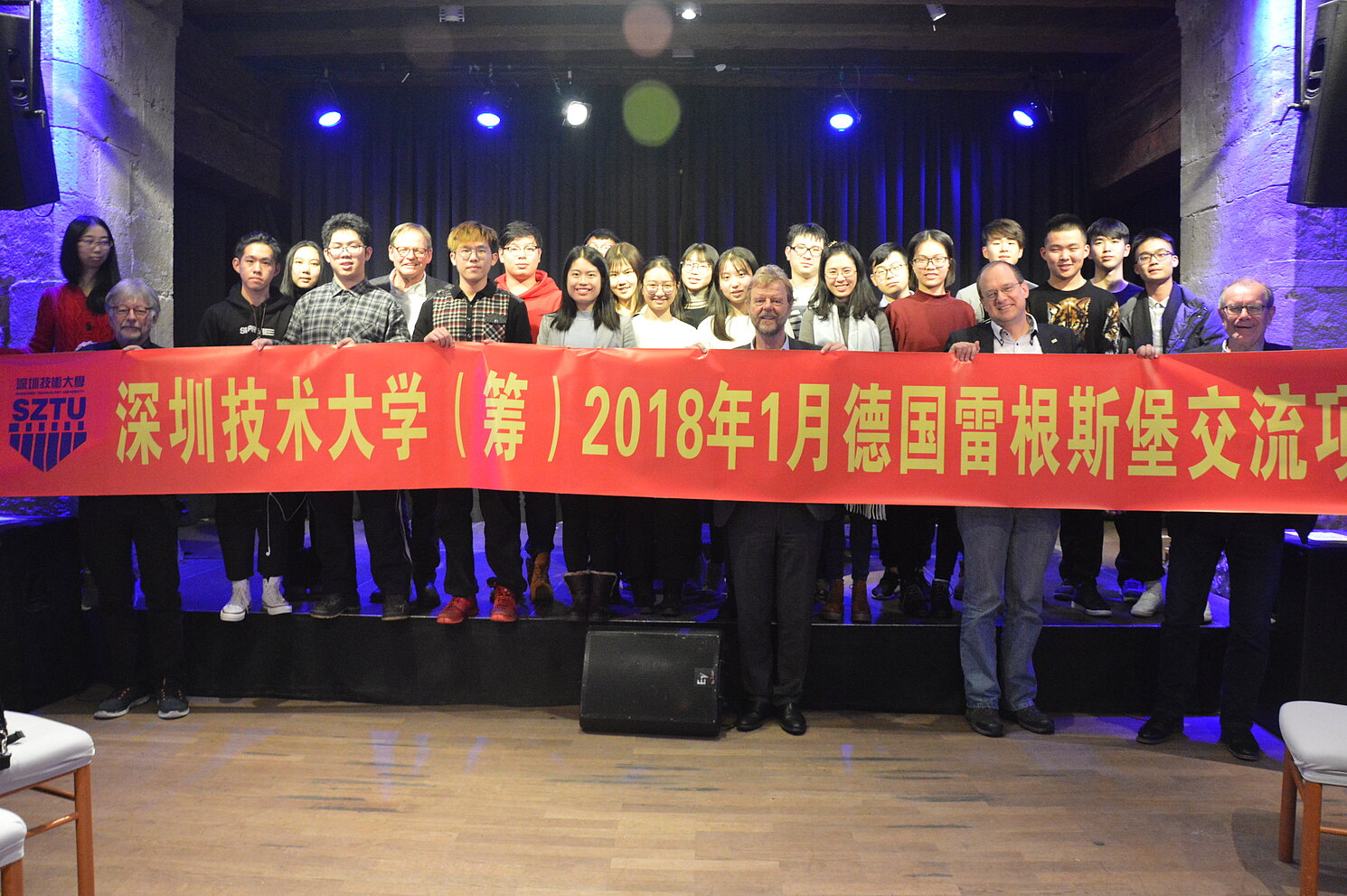 Gruppe der Winter School mit betreuenden Professoren während des Welcome-Dinners Gruppe der Winter School mit betreuenden Professoren während des Welcome-Dinners