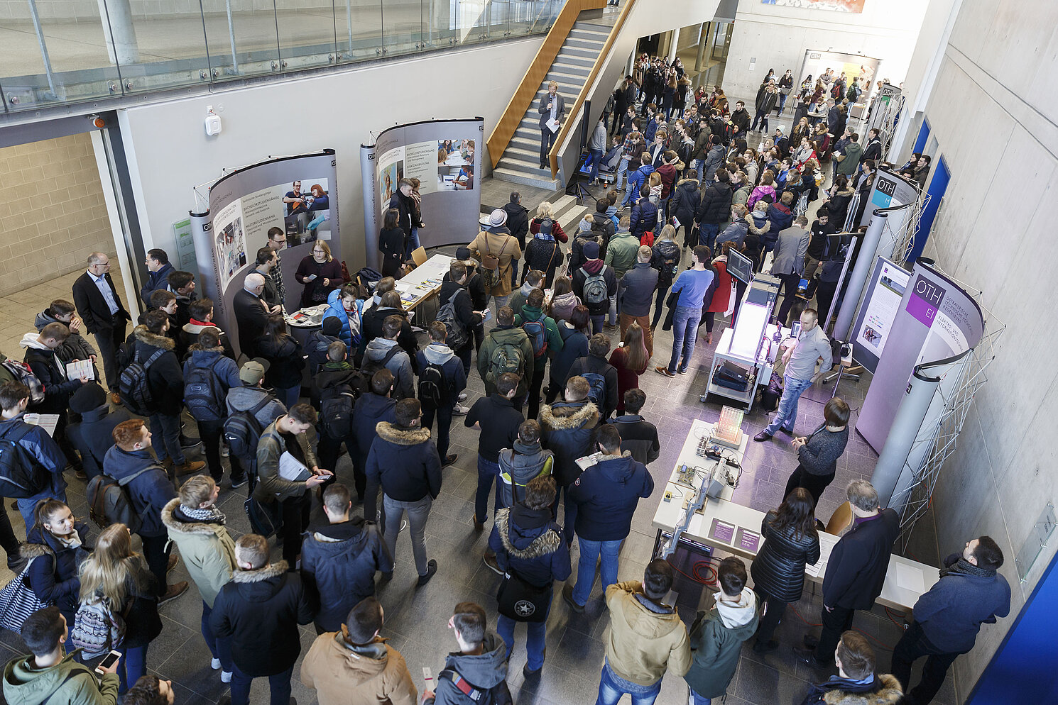 Was kann ich studieren? Der Regensburger Hochschultag informierte 5.000 Schüler über das Studienangebot der Regensburger Hochschulen. Fotos: OTH Regensburg / Florian Hammerich