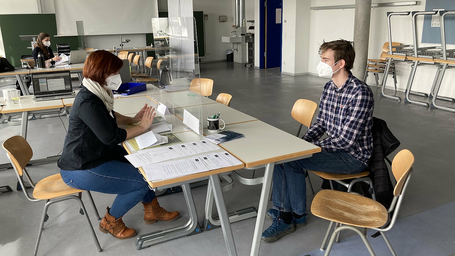 Lena Frischholz und Johanna Hofmann, Mitarbeiterinnen des Akademischen Auslandsamts, heißen die Austauschstudierenden beim Check-In an der OTH Regensburg willkommen. Foto: OTH Regensburg/Claudia Trotzke