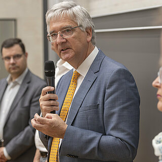 Prof. Dr. Dr. Joachim Grifka (Mitte) betonte den unmittelbaren Nutzen der Forschungsergebnisse aus dem RCBE für seine orthopädische Klinik. Foto: Uwe Moosburger, altrofoto.de