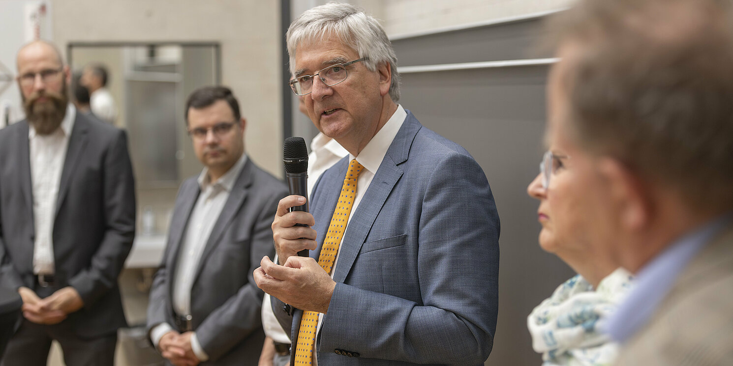 Prof. Dr. Dr. Joachim Grifka (Mitte) betonte den unmittelbaren Nutzen der Forschungsergebnisse aus dem RCBE für seine orthopädische Klinik. Foto: Uwe Moosburger, altrofoto.de