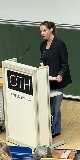 Natalie Amiri bei ihrem eindrucksvollen Vortrag über die politischen Realitäten im Nahen Osten an der OTH Regensburg. Foto: Carla Sure/OTH Regensburg