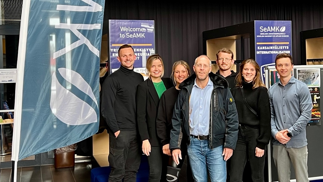Prof. Dr. Thomas Liebetruth (Mitte) reiste mit sechs Studierenden zur Projektwoche nach Finnland. Foto: Jukka Mattila Prof. Dr. Thomas Liebetruth (Mitte) reiste mit sechs Studierenden zur Projektwoche nach Finnland. Foto: Jukka Mattila