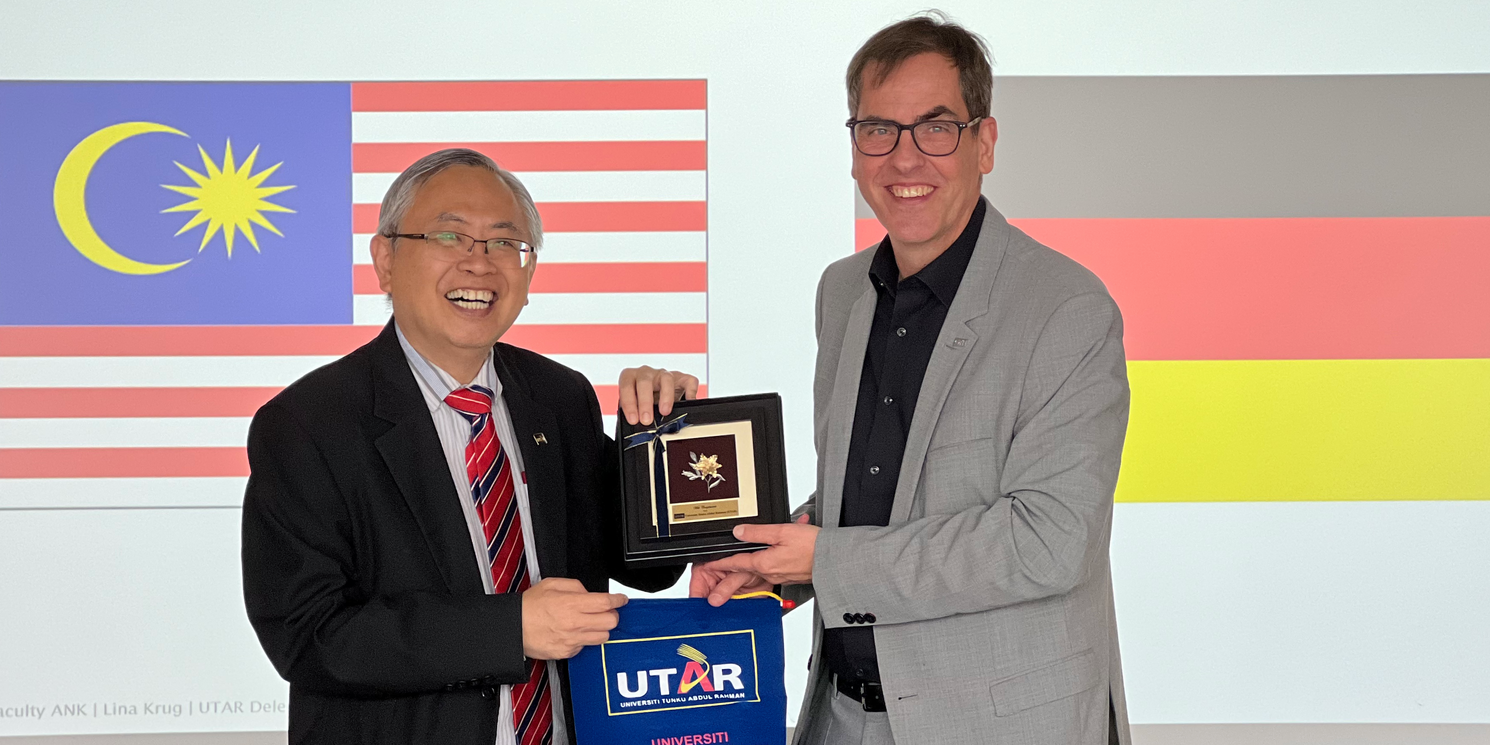 UTAR-Präsident Ir. Professor Dato' Dr. Ewe Hong Tat (l.) überreichte OTH-Präsident Prof. Dr. Ralph Schneider Gastgeschenke der Universiti Tunku Abdul Rahman.