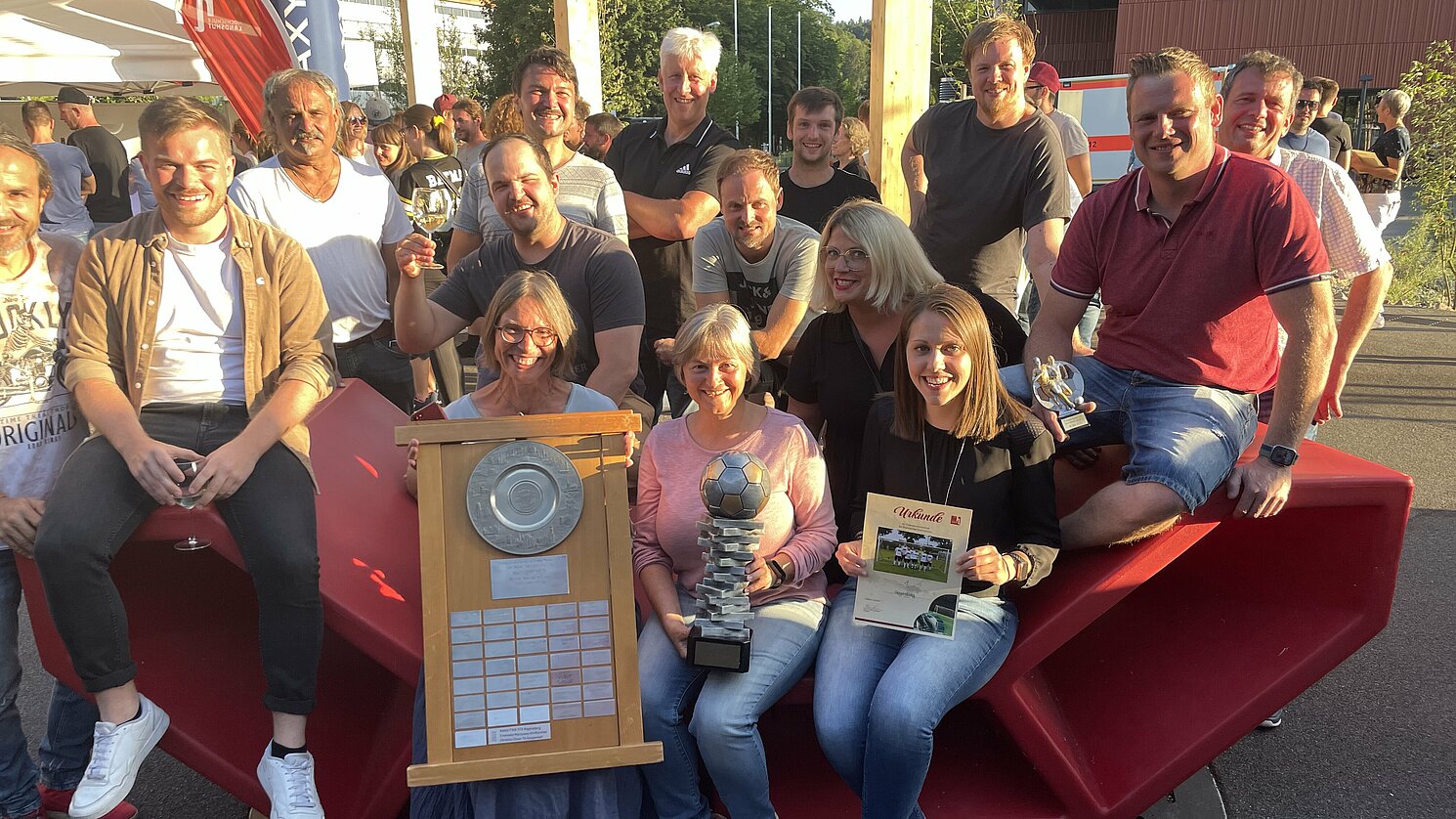 Die „Team-Managerin“ Vera Littkopf (rechts) und die weiteren mitgereisten Schlachtenbummler*innen haben sich das Siegerbild wahrlich verdient. Foto: Sabrina Urban